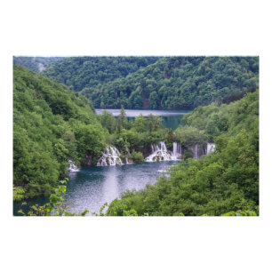 Vattenfallskaskad med grönt skog i Kroatien Fototryck