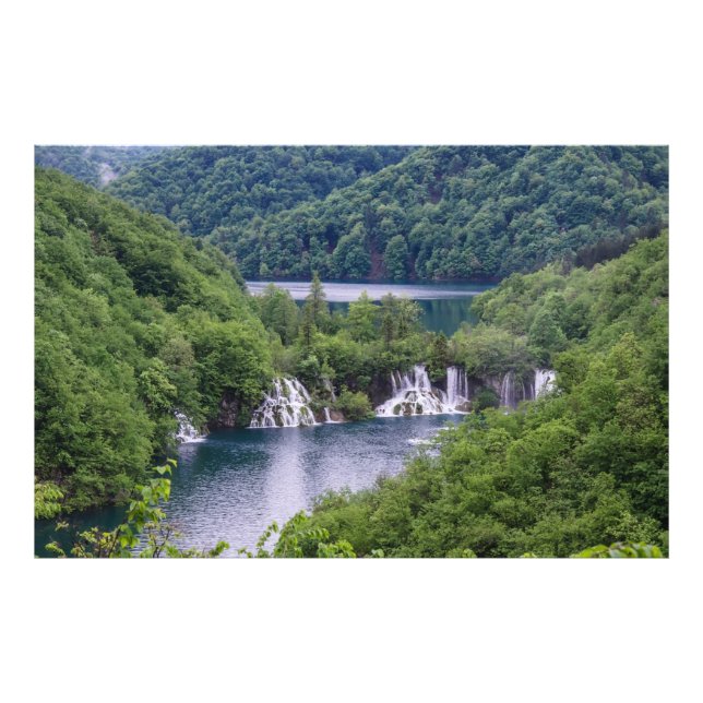 Vattenfallskaskad med grönt skog i Kroatien Fototryck (Framsidan)