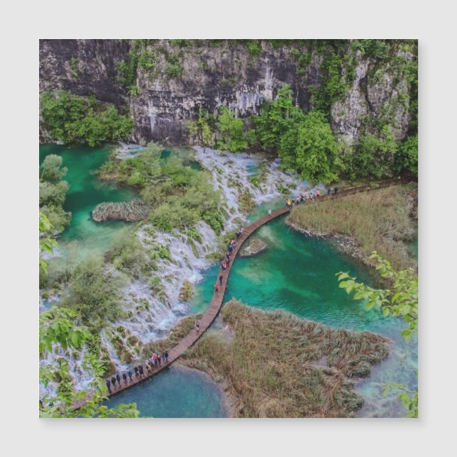 Vattenfallskrascade i parken Plitvice sjöar (Framsida)