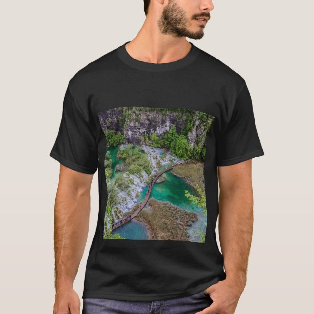Vattenfallskrascade i parken Plitvice sjöar T Shirt (Framsida)