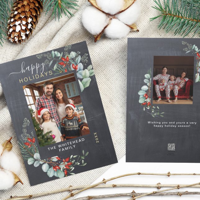 Vattenfärg Botaniskt grönt Rustic Chalkboard Julkort (You will love these beautiful Christmas cards! They feature botanical watercolor pine and berries.)