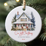 Vattenfärg Första Hem-julen Kortnamn Ornament<br><div class="desc">Den här vackra keramiska prydnadsdagen hedrar minnet av "Vår första jul i vårt nya hem"-ögonblicket av dina liv. Det är en lysande illustration av ett mysigt hus som är täckt av snö och som är försett med festliga dekorationer, och det är perfektens stora nöd att fira en stor milstolpe. Anpassa...</div>