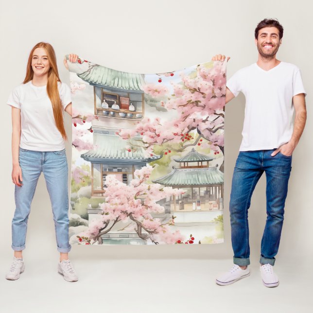 Vattenfärg i asiatiska Pagoda Amidst Cherry-Blomma Fleecefilt (På plats)