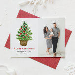 Vattenfärg Julgran på ett Wicker Basket-foto Julkort<br><div class="desc">Skicka ditt helgdag till vänner och familj med det här anpassadet julkort. Det här julkortet för vattenfärg har en vattenfärg Julgran med röda dekorationer på ett torkat basket. Anpassa den genom att lägga till egna detaljer. Det här fotojulkortet finns på andra kartonger. Matchande objekt är tillgängliga.</div>
