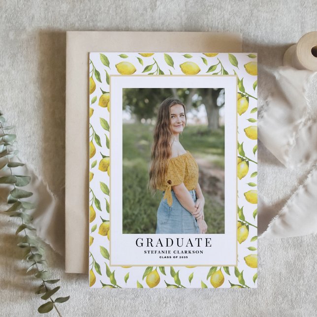 Vattenfärg Lemon Greenery Mönster Foto Examen Inbjudningar (Customizable photo graduation invitation featuring watercolor lemon pattern.)