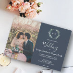 Vattenfärg löv monogram fotomarin blå Bröllop Inbjudningar<br><div class="desc">Elegant med bara vattenfärg botaniskt,  marinblått,  bröllopsinbjudan med ditt eget foto. För vår,  sommar,  fall eller vinterbröllop. Grönt gren vattenfärgsdesign på vitt kort. Du kan enkelt lägga till ett eget foto för att göra det mycket personligt och unikt och lägga till en egen text.</div>