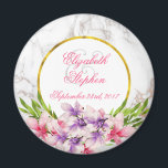 Vattenfärg Magnolias, Vita Marble Struktur Bröllop Magnet<br><div class="desc">En bröllop-magnet med en modern elegant - en faux marble struktur i vitt utgör bakgrunden. Överst är en ram med faux guld-folie gräns. Storfärgade rosa- och lila vattenfärgstygnblommor med grönt bläckstråleaccenter dekorerar designen.</div>