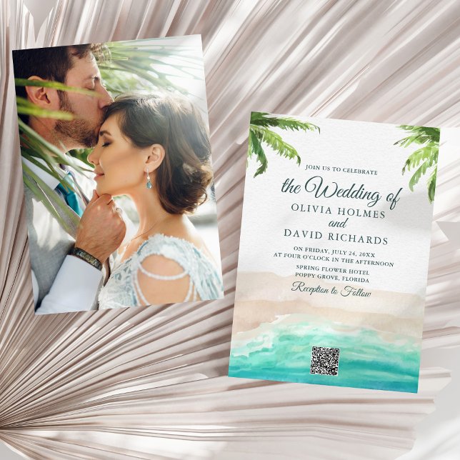 Vattenfärg strandfoto & QR-kod bröllop Inbjudningar (Watercolor Beach Photo & QR Code Wedding Invitation on a sunny neutral dry palm leaf.)