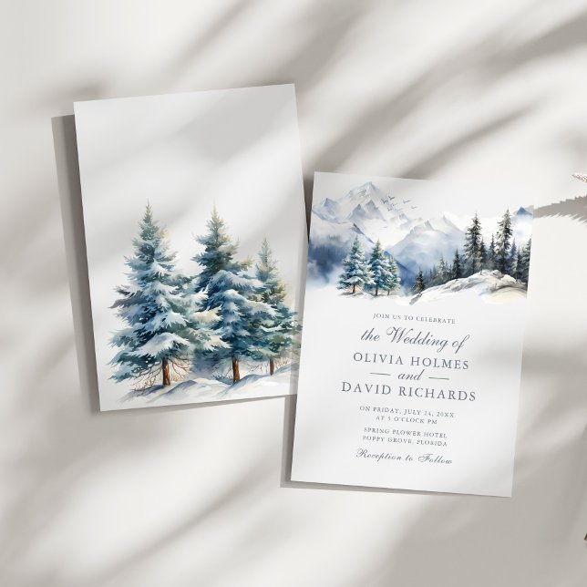 Vattenfärg Vinterberg & Tallar Bröllop Inbjudningar (Watercolor Winter Mountains & Pine Trees Wedding Invitation on a sunny white table.)