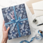 Vattenfärgad Blåa blommor på blå bakgrund Presentpapper<br><div class="desc">Vackert skal av vattenfärgen blåa blommor på en kontrasterande blå bakgrund. Lämpligt för bröllop eller duschpresentemballering.</div>