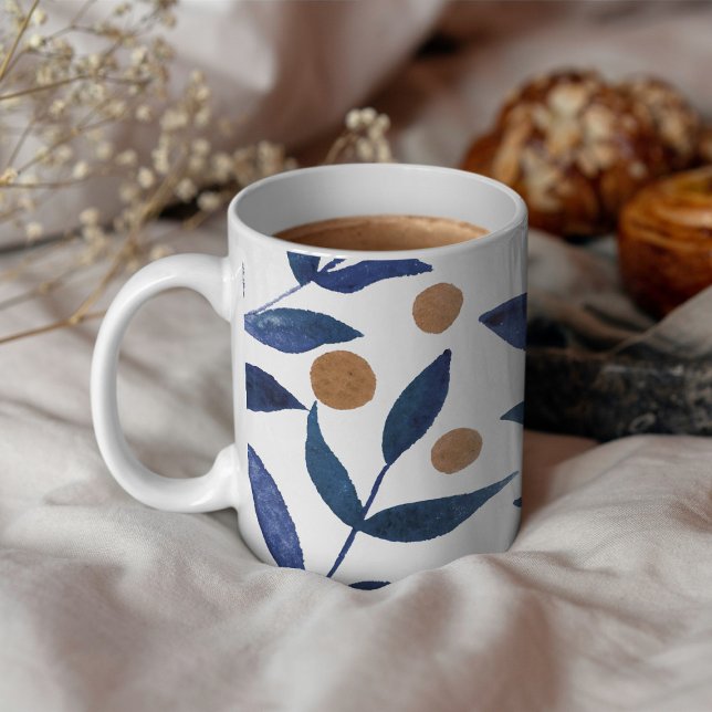 Vattenfärgad grenar och bär - indigo och beige kaffemugg (Skapare uppladdad)