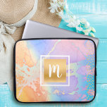 Vattenfärgad guld turkos lila orange monogram laptop fodral<br><div class="desc">En glatt, faux-guld-folie med monogram och avlånga prickar täcker en pastellsköldpadda, lila, rosa och gultens orange på denna chic, gigantisk, modern monogram neopren laptop sleeve. Gör en roligt och snyggt påstående varje gång du användor den. Laptop sleeve finns i tre storlekar: 15, 13 och 10 tum. En underbar gåva till...</div>