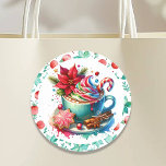 Vattenfärgad Hett Kaka, Candy cane Cinnamon Sticks Runt Klistermärke<br><div class="desc">Glädjande vismisk Hett Kakao med vispad grädde,  polkagrisar,  sockerkakor och poinsettia-helgdag-julklistermärken i söt vattenfärgen stil. Röd och teal festlig bakgrund.</div>