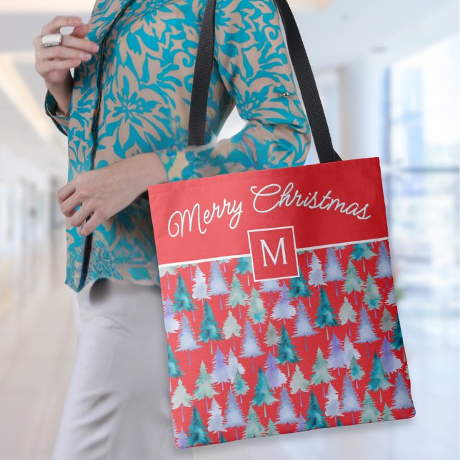 Vattenfärgad Julgranar Festive Red Monogramme Tygkasse (A stylish red tote bag with Merry Christmas words, monogram initial and festive pine trees pattern)