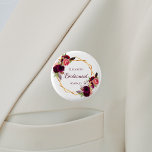 Vattenfärgade blommigtar i Bridesmaid, burgundvit Knapp<br><div class="desc">Ett trendig bohemian boho stil för en möhippa eller bröllop. Dekorerad med vattenfärgat ro i burgundi och rosa. Elegantens vita bakgrund. Ett faux guld geometric ram. Med texten: Bridesmaid skrivet med ett handskript i stil. Mall för Bridesmaid namn namn och datum. Burgundy färgad brev.</div>