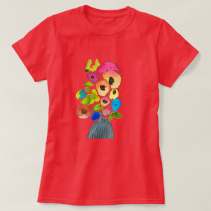 Vattenfärgade blommor i färgad blommigt t shirt