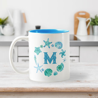 Vattenfärgade havets Snäckor och Starfish Monogram Två-Tonad Mugg