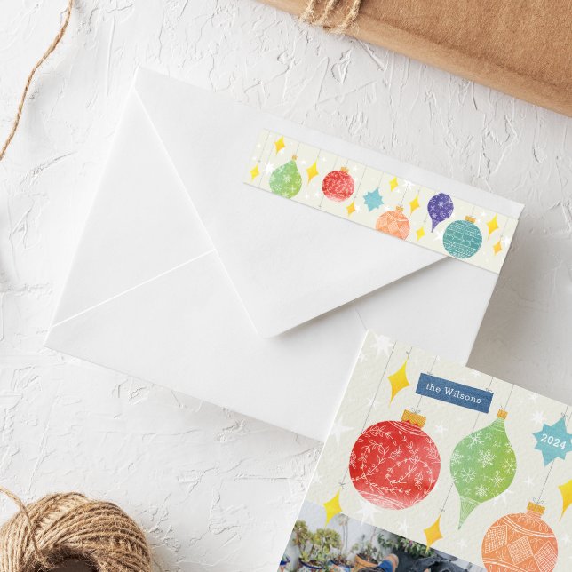 Vattenfärgade prydnadsföremål Jul-Helgdag Etikettband (Colorful bright watercolor Christmas tree ornaments holiday card wrap around return address label)