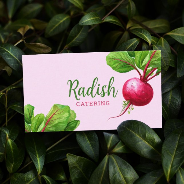 Vattenfärgen Caterer Chef, modern rosa och grönt Visitkort (Light pink business card featuring modern and dynamic radish watercolor illustrations.)