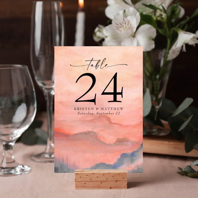 Vattenfärgsberg Rustic Coral Sunset Bordsnummer (Mountain watercolor sunset table card is the perfect touch for a rustic wedding reception.)