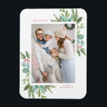 Vattenfärgsbild Julfommon Ram Helgdag Photo Magnet<br><div class="desc">Glad helg! Skicka helgdag önskemål till familj och vänner med den här gröna helgdag magnet. Den har en vattenfärgad illustration av hollier,  gräs nål och eukalyptus och evergreen med klassisk typografi. Anpassa genom att ha med ditt favoritfoto och lägga till namn och meddelande. Matchande objekt är tillgängliga.</div>