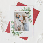 Vattenfärgsbild Julfommon Ram Photo Julkort<br><div class="desc">Glad helg! Skicka helgdag önskemål till familj och vänner med det här gigantiska helgdag-platta kortet. Den har en vattenfärgad illustration av hollier,  gräs nål och eukalyptus och evergreen med klassisk typografi. Anpassa genom att ha med ditt favoritfoto och lägga till namn och meddelande. Matchande objekt är tillgängliga.</div>