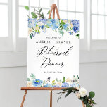 Vattenfärgsblå Hydrangeas Rehearsal Middag Poster<br><div class="desc">Välkomstskylt för blått Hydrangeas Rehearsal Dinner. Vit- och elegant-middagsvälkomstskylt med blått och lila vattenfärgande vattenområden,  ponnyer,  anemoner och löv. Blommigtens välkomsttecken är perfekt för vår och sommarevenemang.</div>