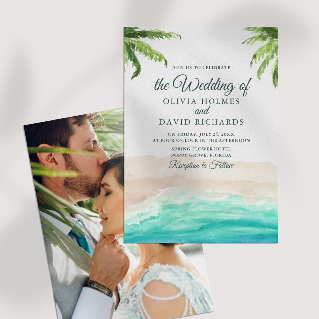 Vattenfärgsblad Beach och Handflatan Träd Photo Br Inbjudningar (Watercolor Beach and Palm Trees Photo Wedding Invitation on a white table.)