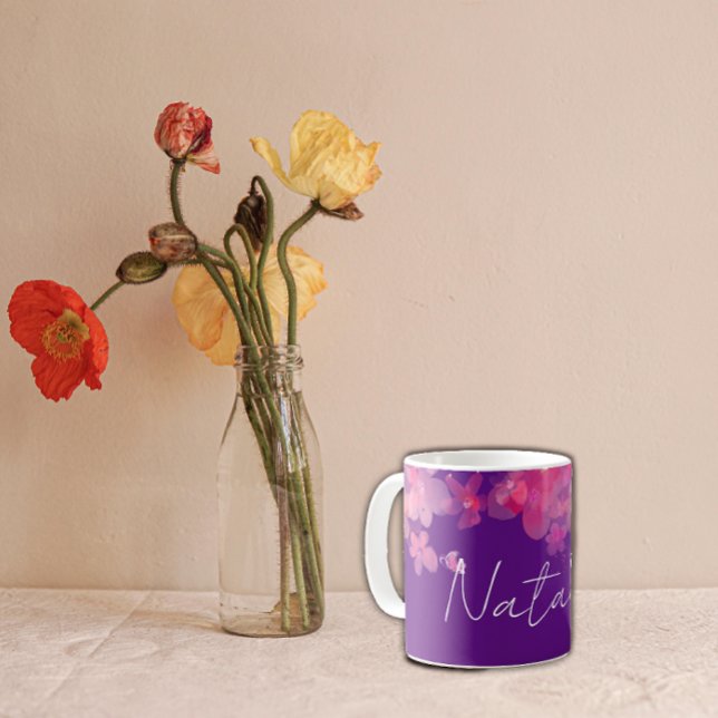 Vattenfärgsblommigt lila namn kaffemugg (Skapare uppladdad)