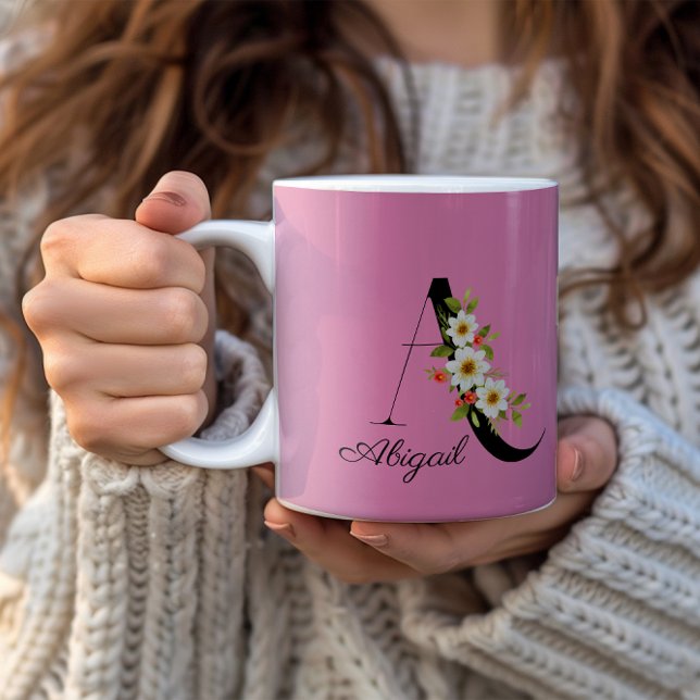 Vattenfärgsblommor i monogram rosa kaffe mugg (Skapare uppladdad)