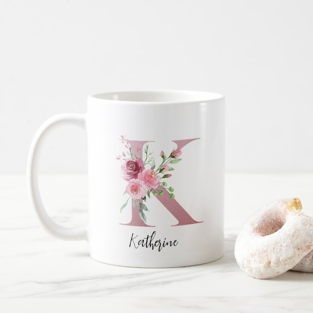 Vattenfärgsblommor Monogram Rosa K Anpassat namn Kaffemugg (Med munk)