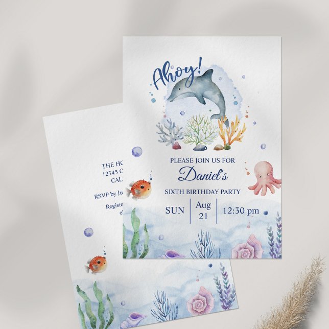 Vattenfärgsdelfin Sjöliv födelsedag Inbjudningar (Watercolor Dolphin Sealife Birthday Invitation on table.)