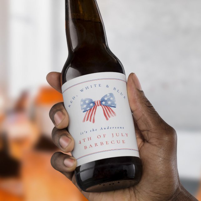 Vattenfärgsfack Rött vitt blått juli 4:e BBQ Ölflaska Etikett (hand holding beer with preppy watercolor bow representing the american flag. Ideal for July 4th BBQ)