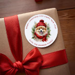 Vattenfärgsjul Pommern Hund Runt Klistermärke<br><div class="desc">Söt vattenfärg,  stil illustration av en godartad pommansk hund som bär en röd scarf och hatt mot bakgrund av jultomegenery.</div>