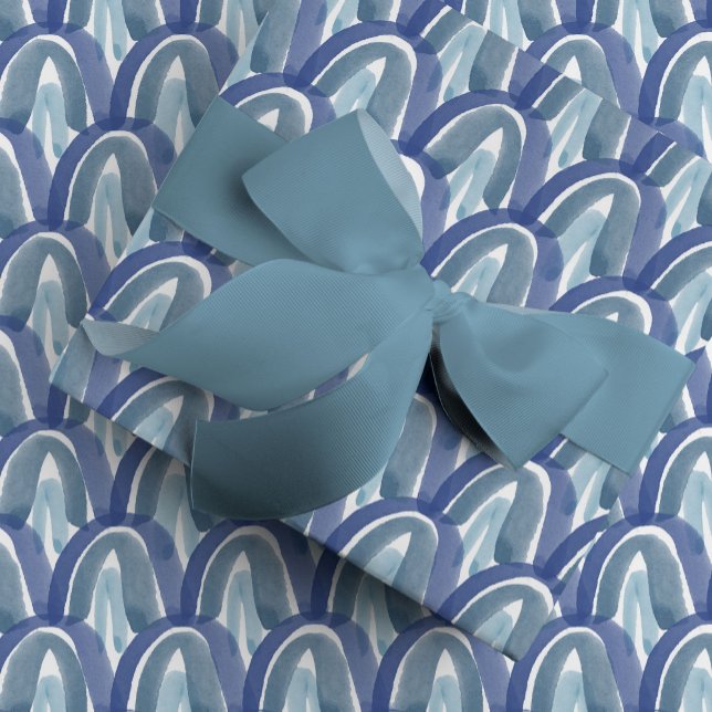 Vattenfärgskalor i blått presentpapper (Blue watercolor scales and rainbow arches gift wrapping paper.)