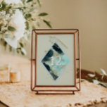 Vattenfärgskort för Vinkara Elegant bröllop Bord Bordsnummer<br><div class="desc">Det här bord-kortet i bröllop har vattenfärgspenseldrag i djupt marint blått färg med guld-accenter som imiterar vågar på stranden, vilket gör det till ett val av perfekt för ett sommar- eller strandbröllop. Det är minimalistiskt och elegant i layout och teckensnittsalternativ. Det är också mycket enkelt att anpassa. Andra produkter från...</div>