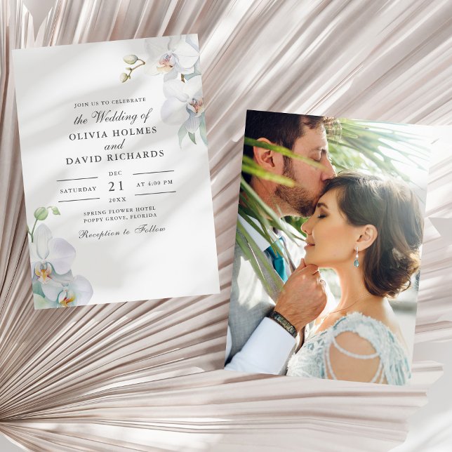 Vattenfärgsminimalistisk vit, orchid-foto Bröllop Inbjudningar (Watercolor Minimalist White Orchid Photo Wedding Invitation on a sunny white dry palm leaf.)