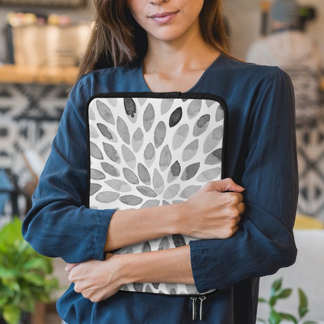 Vattenfärgspenseldrag - svart och vitt laptop sleeve (Skapare uppladdad)