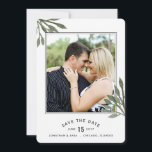 Vattenfärgsprogram Spara Löven 2 Foton Spara Datumet<br><div class="desc">Spara datum meddelande har ett foto ram på kortets framsida och baksida. Framsidan accentueras med löv för grönt vattenfärg.</div>