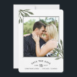 Vattenfärgsprogram Spara Löven 2 Foton Spara Datumet<br><div class="desc">Spara datum meddelande har ett foto ram på kortets framsida och baksida. Framsidan accentueras med löv för grönt vattenfärg.</div>