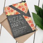 Vattenfärgssegment | Kids Pizza Party Birthday Inbjudningar<br><div class="desc">Vänner till ditt barns pizza party-födelsedag med dessa söta inbjudningar. Utformningen har detaljer om party som är omgivna av färgstarka pepperoniska pizzasekutor på en rustik kalkbrädesbakgrund. Lägg till information om party med hjälp av mallen fält.</div>