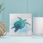 Vattenfärgssköldpadda Nautical Coastal Ocean Kakelplatta<br><div class="desc">Den här havsmatade keramiska plattan har en söt akvblåhavssköldpadda som simmar på stänk i vattenfärgsvågen.</div>