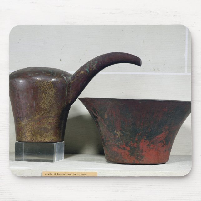 Vattenkanna och handfat (förkoppra), musmatta (Framsidan)