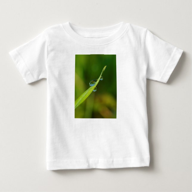 Vattenliten droppe på ett grönt grässtrå t shirt (Framsida)