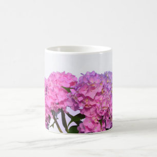 Vattenområden för rosa av lila blommigt av elegant kaffemugg