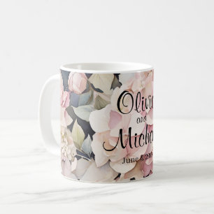 Vattenområden med vattenfärgsblommigt för rosa av kaffemugg