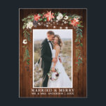 Vattenskärg Vinter-Blommigt Trä gift och merry Vykort<br><div class="desc">Rustic Wood Elegant Watercolor Winter Blommigt Wood Newlyed Photo Married & God jul Postcard innehåller vackra rödpoinsettias,  botaniskt grey,  vintern bladverk,  hullbär,  vit ros,  bomull,  gräs-koner och blåbär. Rustic Land Wood and String Ljus.</div>