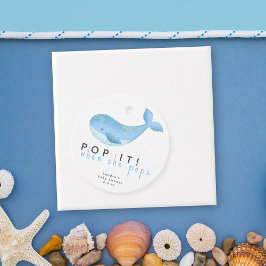 Vattenskärtval när hon pockar gåvor etiketter