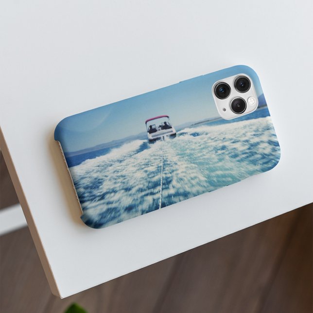 Vattenskidor bakom speedbåt (Crop the placement of your photo to fit your case style.)