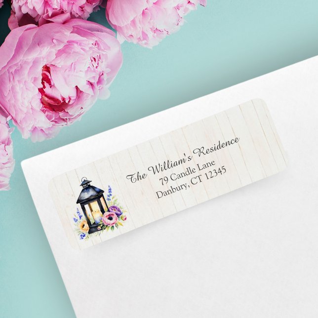 Vattentärsfärg ett strålande mönster med ponnyer returadress etikett (A watercolor ai artwork rustic peonies with lantern as a lovely return address label. )